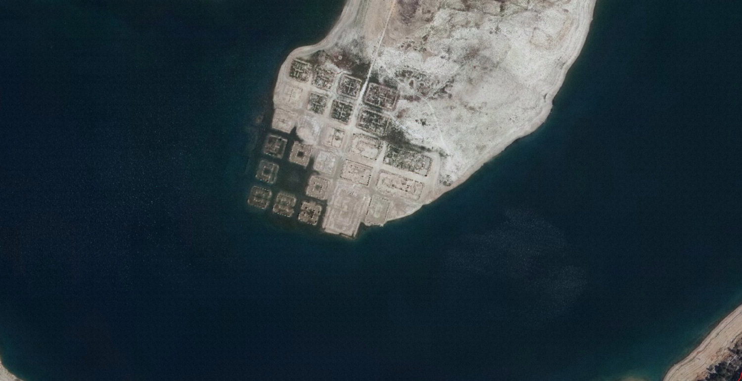 Vista aérea de parte de los «baños de la Isabela»,emergiendo del embalse de Buendía. Elaborado a partir de la ortofoto del PNOA, editada en primavera de 2016, facilitada por el IGN.