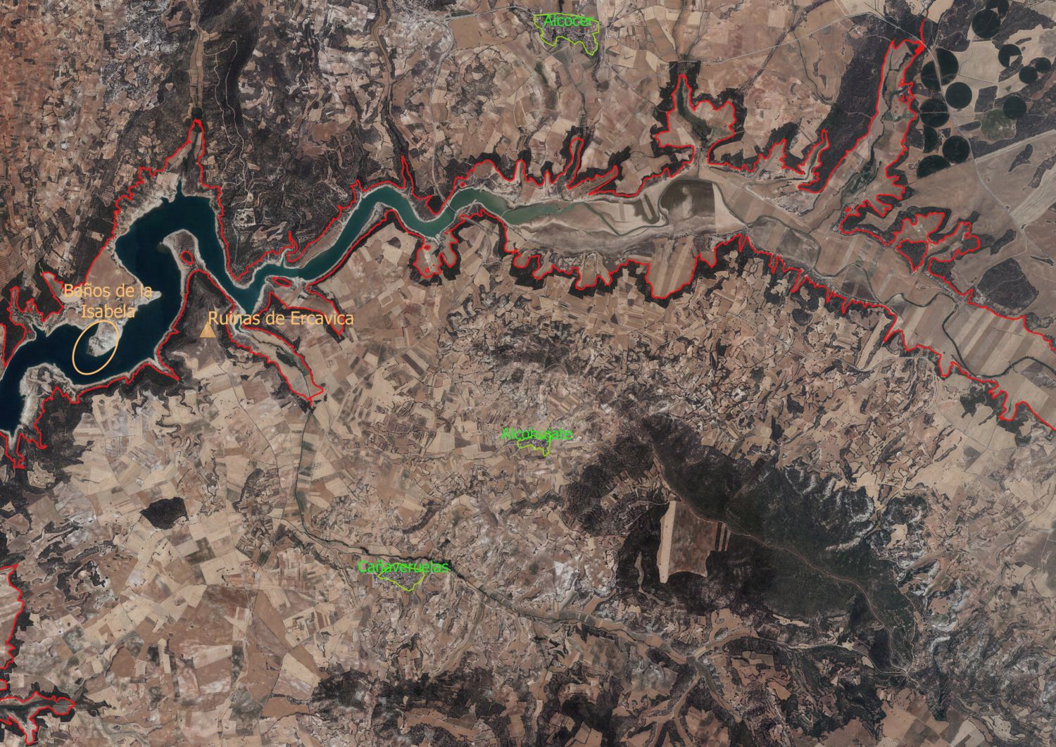 Vista aérea de la cola del embalse de Buendía correspondiente al Guadiela. En rojo, marcado el máximo nivel normal de embalse. Elaborado a partir de la ortofoto del PNOA, editada en primavera de 2016, facilitada por el IGN.