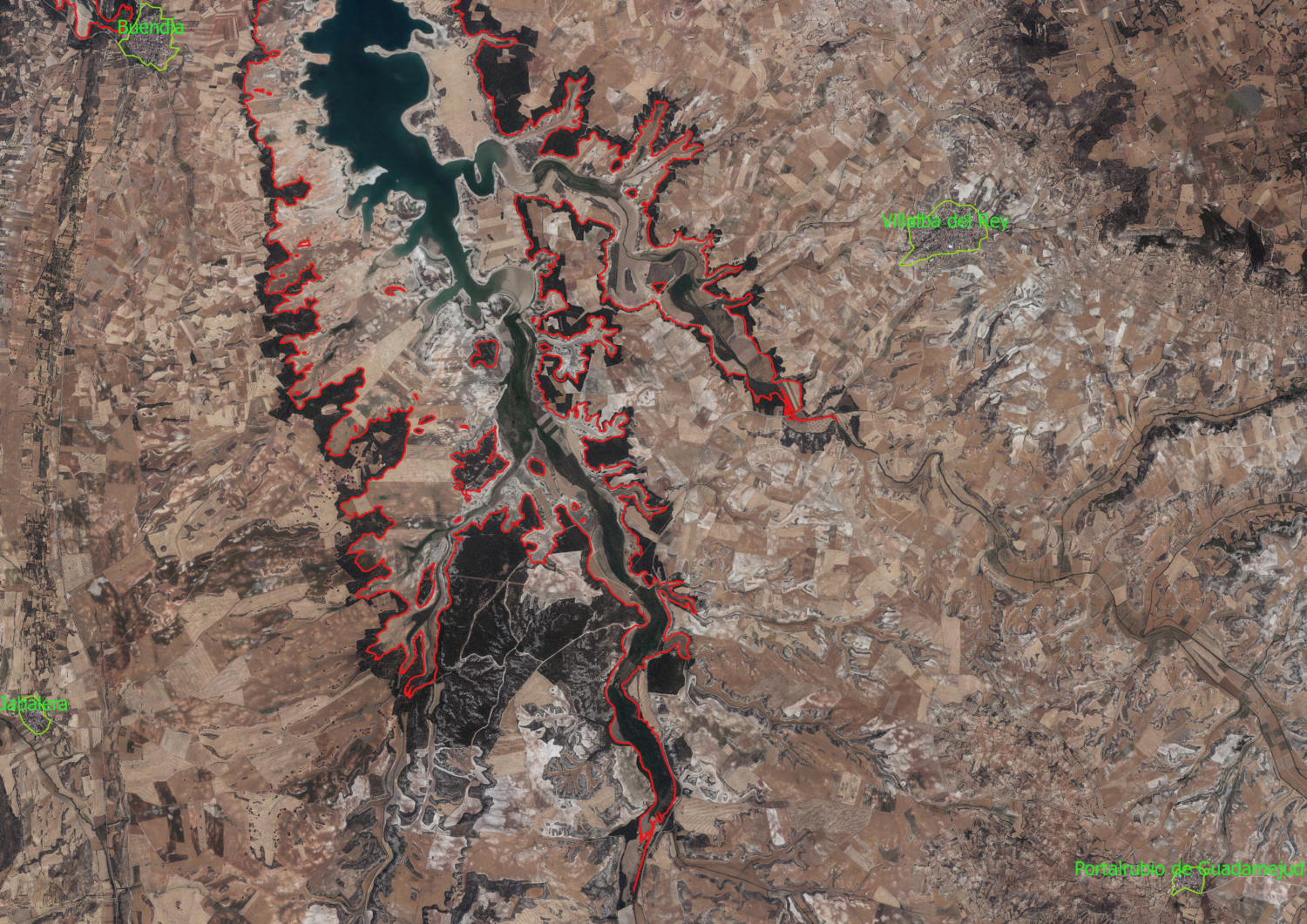 Vista aérea de la cola del embalse de Buendía correspondiente a los ríos Mayor y Guadamejud. En rojo, marcado el máximo nivel normal de embalse. Elaborado a partir de la ortofoto del PNOA, editada en primavera de 2016, facilitada por el IGN.