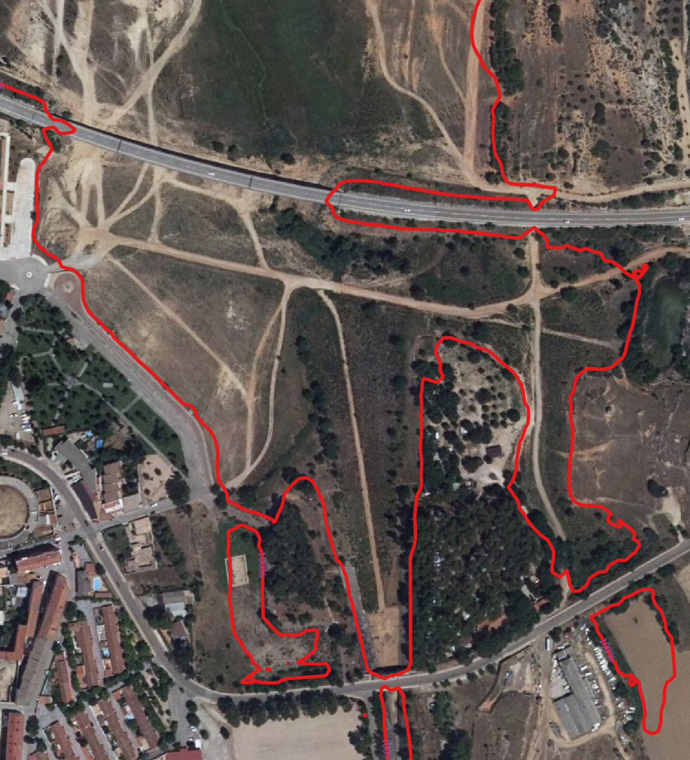 Vista aérea del paseo marítimo de sacedón y de la embocadura del túnel de conexión con Buendía. En rojo, el máximo nivel normal de embalse. Elaborado a partir de la ortofoto del PNOA, de primavera de 2016, facilitada por el IGN