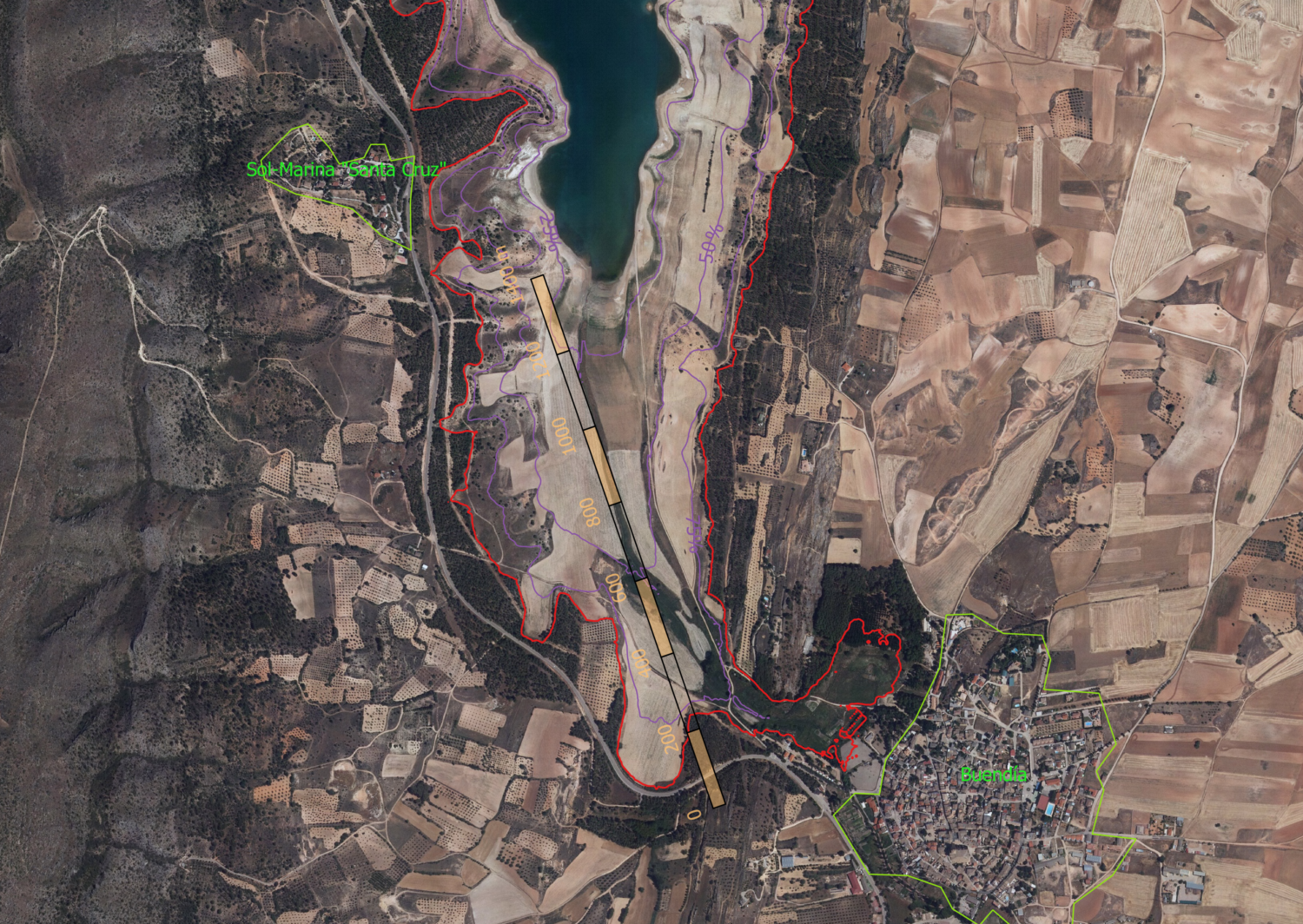 Vista aérea de la parte del embalse de Buendía junto al municipio de Buendía y la urbanización «Sol-Marina "Santa Cruz"». En morado se representan distintos niveles de llenado del embalse y en rojo su máximo nivel normal. Elaborado a partir de la ortofoto del PNOA, editada en primavera de 2016, facilitada por el IGN.