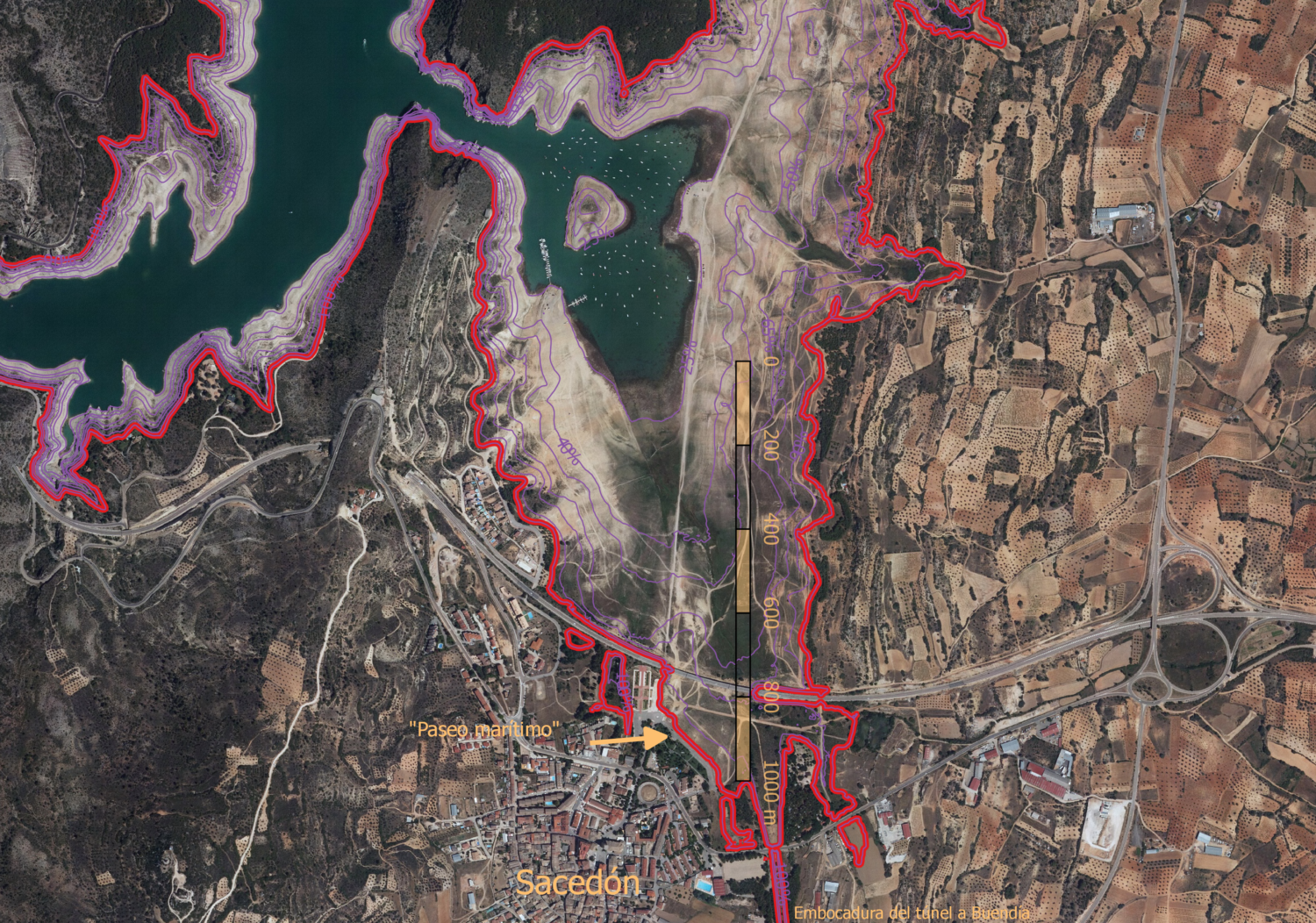 Vista aérea del embalse de Entrepeñas en el entorno de Sacedón. En morado se marca donde llegaría la cota de embalse para distintos niveles de llenado, correspondiendo el rojo al máximo nivel normal de embalse. Elaborado a partir de la ortofoto del PNOA, de primavera de 2016, facilitada por el IGN.