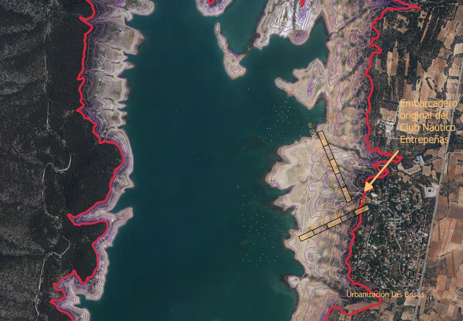 Vista aérea de la urbanización «Las Brisas». Junto al embalse de Entrepeñass. En morado se marca donde llegaría la cota de embalse para distintos niveles de llenado, correspondiendo el rojo al máximo nivel normal de embalse. Elaborado a partir de la ortofoto del PNOA, de primavera de 2016, facilitada por el IGN.