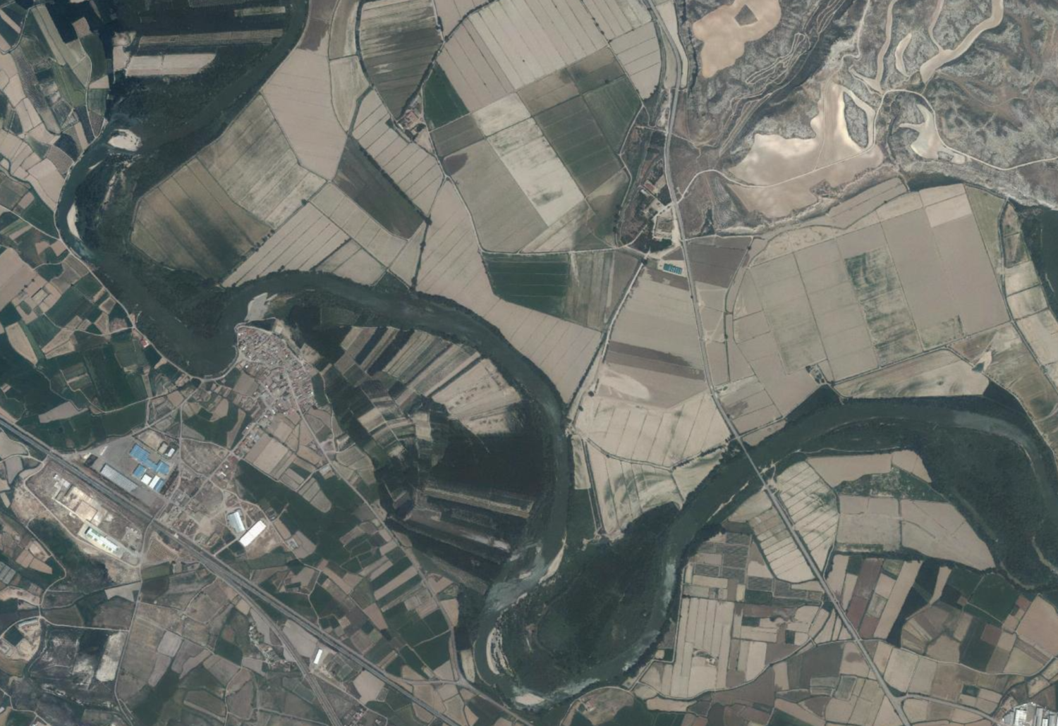 Vista aérea del Ebro aguas arriba de Zaragoza (a la altura de Cabañas del Ebro). Imagen obtenida a través del visor Iberpix del IGN.